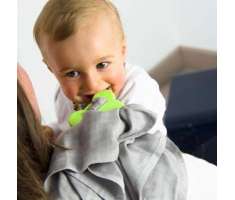 Hochet à quenottes mâchouillé par bébé