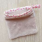 Mini gant nettoyant démaquillant - Biais cerises et fraises beige galet