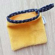 Mini gant nettoyant démaquillant - Petites ancres bateau jaune moutarde