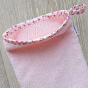 Gant de toilette - Biais cerises et fraises Micro-polaire rose